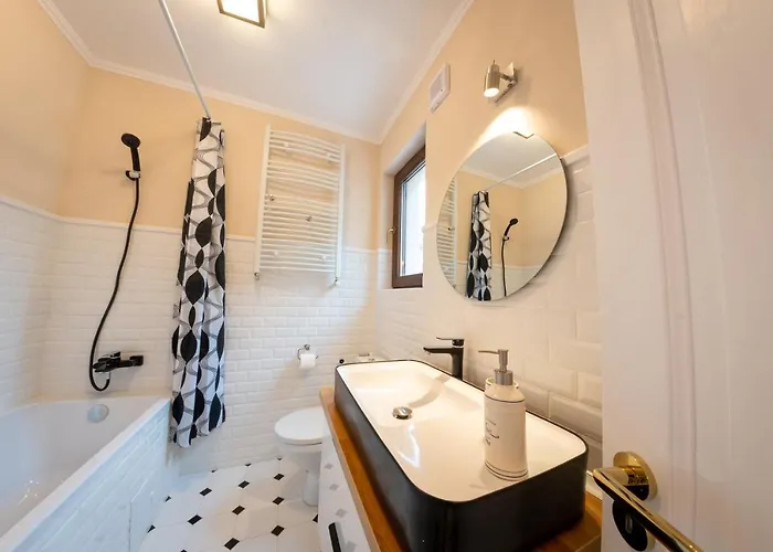 Theatre Rooftop With Patio Apartment *