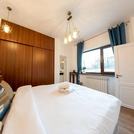 Theatre Rooftop With Patio