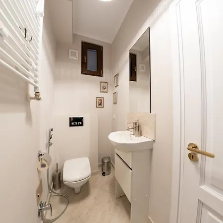 Theatre Rooftop With Patio