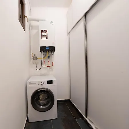 Apartment Theatre Rooftop With Patio *