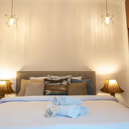 Theatre Rooftop With Patio Apartment *