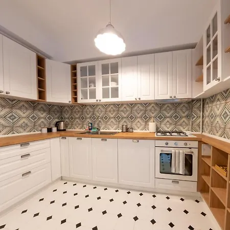 Theatre Rooftop With Patio *