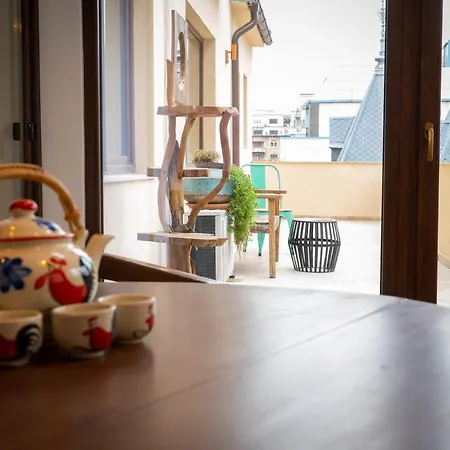 Theatre Rooftop With Patio *